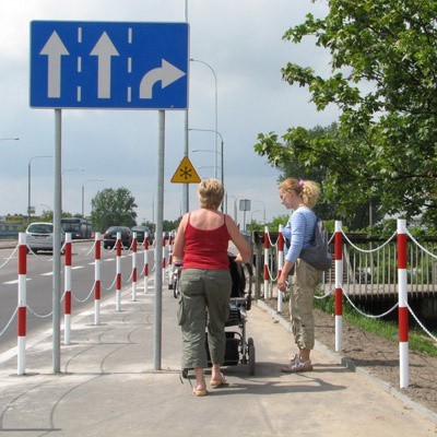 Ustawienie znaku drogowego na tym wąskim chodniku przy ul. Dąbrowskiego lekceważenie pieszych przez urzędników