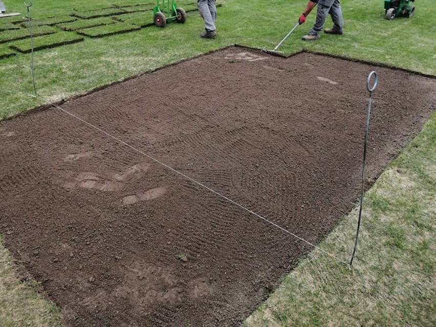 Lifting na boisku w Modlnicy. Zabiegi agrotechniczne jak wizyta u kosmetyczki i fryzjera [ZDJĘCIA]