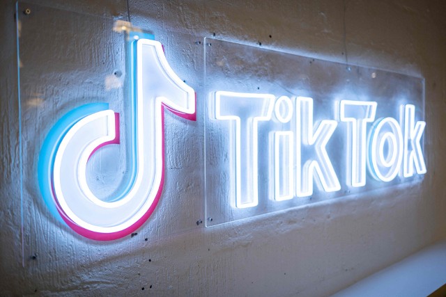 TikTok szturmem podbił świat mediów społecznościowych od czasu swojej globalnej premiery w 2017 r., umożliwiając użytkownikom udostępnianie krótkich serii treści, od niewinnych układów tanecznych po niebezpieczne wyzwania.