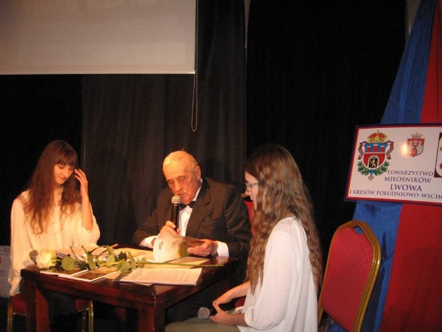 Spotkanie z Karolem Bauerem prowadziły Paulina Delega ( z lewej) i Olga Sochaczewska. Karol Bauer prezentował książkę.