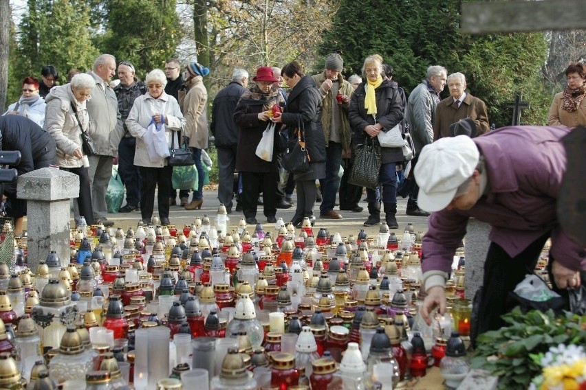 Wszystkich Świętych 2013 we Wrocławiu. Co się działo na cmentarzach? (ZDJĘCIA, CENY, MAPY) 