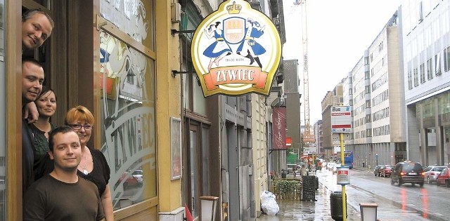 Kowalikowie przed swoją brukselską restauracją "Kwiat Europy&#8221; przy Rue de Treus. 