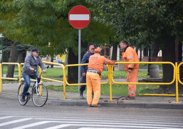 Tylko we wtorek pracownicy Świętokrzyskiego Zarządu Dróg Wojewódzkich wymieniali pogniecione barierki w dwóch miejscach w centrum Włoszczowy.