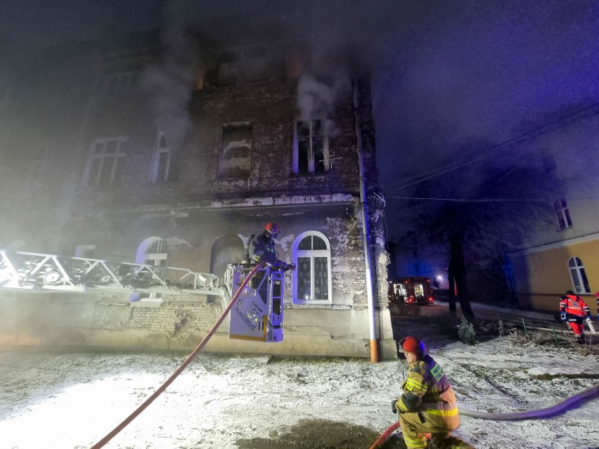 Pożar w Przemyślu. Paliło się mieszkanie w kamienicy przy ul. Smolki. Ewakuowano 15 osób [ZDJĘCIA]