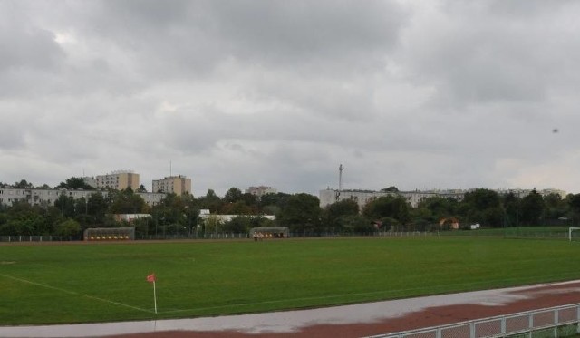 Tak wyglądał wczoraj po opadach deszczu Stadion Międzyszkolny w Kielcach, gdzie miał odbyć się mecz GKS Nowiny z Partyzantem Radoszyce.