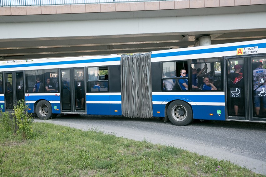 Wisła Kraków – Lech Poznań. Kibice „Kolejorza” przyjechali pociągiem specjalnym [ZDJĘCIA]