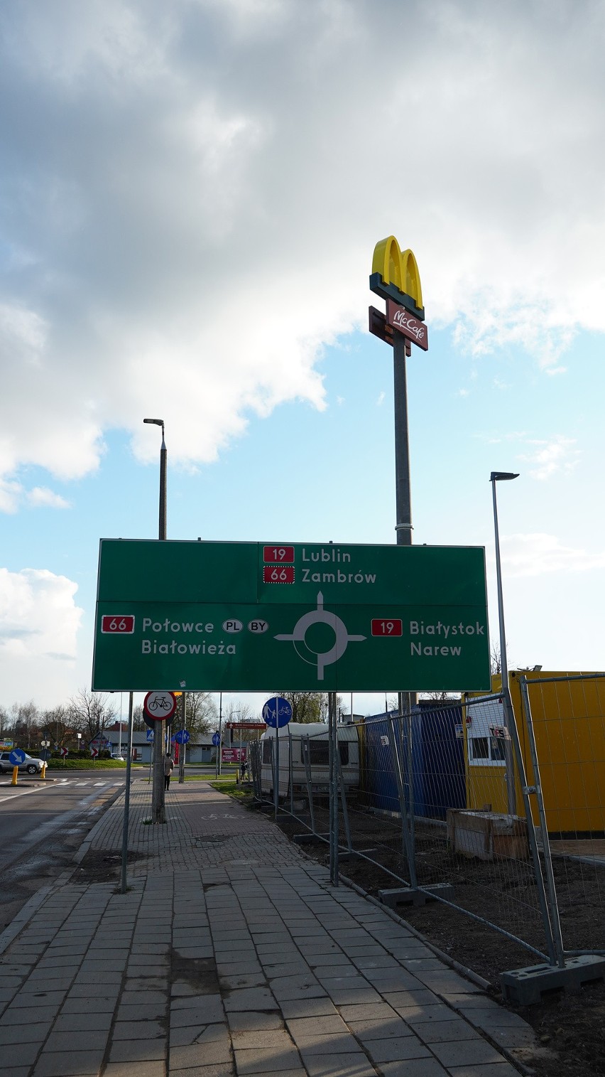 Nowy McDonald's w Bielsku Podlaskim. Budowa restauracji zbliża się do końca. Jest już maszt z charakterystycznym logo [ZDJĘCIA, WIDEO]
