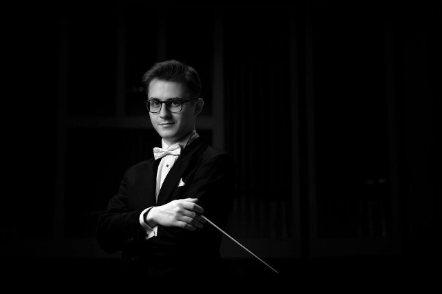 Orkiestrę poprowadzi dyrygent-rezydent Filharmonii Świętokrzyskiej w sezonie 2023/23 – Piotr Wacławik.