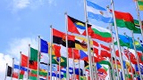 Flagi państw: 14 najdziwniejszych i najbardziej zaskakujących flag na świecie. Który kraj ma na fladze karabin albo tonący okręt?