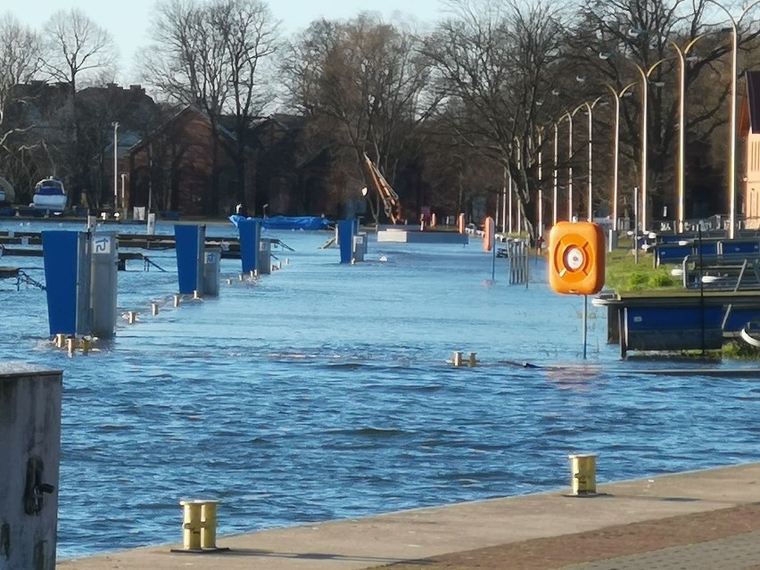 Sztorm spowodował, że ulice przy kanale portowym w Świnoujściu są zalane. Morze zabrało plażę [ZDJĘCIA]