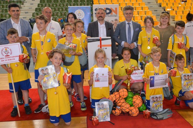Zwycięzcy drugiej edycji turnieju Dziecięcej Piłki Ręcznej w kategorii klas czwartych - drużyna ze Szkoły Podstawowej numer 32 w Kielcach