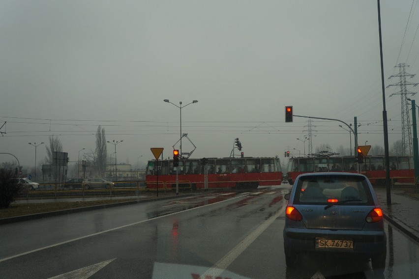 Po średnicówce 70 km/h. Śnieg z deszczem spowalnia kierowców