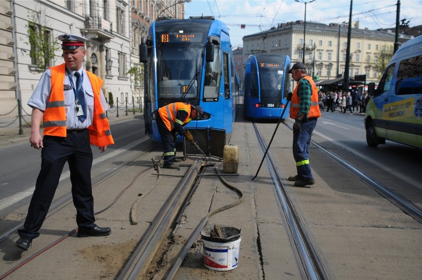 Wybrzuszona szyna na ul. Basztowej (zdjęcia archiwalne).