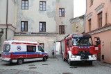 Lublin. Pożar w kamienicy na Starym Mieście. Na miejsce skierowano 4 zastępy straży pożarnej 
