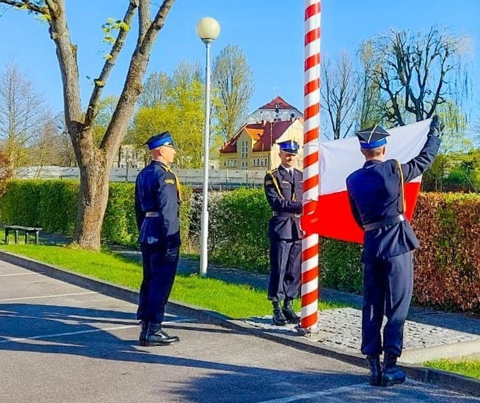 Flagi Rzeczypospolitej Polskiej w słupskiej komendzie straży...