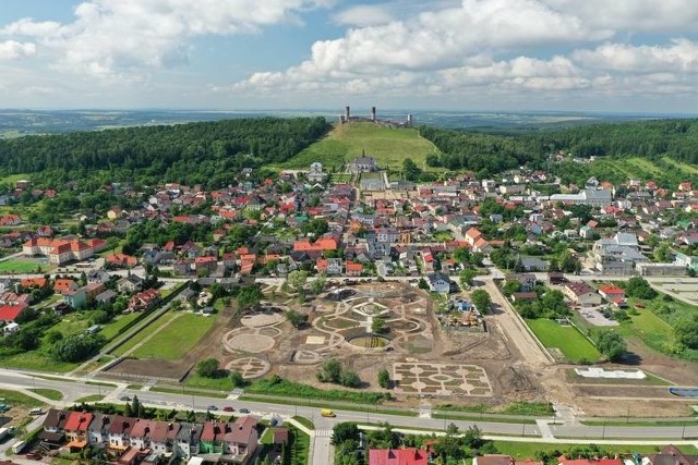 27 maja 1990 odbyły się pierwsze wybory do samorządu terytorialnego w Polsce, po 40 latach przerwy. W Chęcinach wybieraliśmy Radę Gminy, która następnie wybierała wójta. Pierwszy urząd objął na początku czerwca 1990 roku. Przy okazji jubileuszu przypominamy tych, którzy rządzili gminą przez ostatnie 30 lat. Zobacz na kolejnych slajdach historie burmistrzów Chęcin od 1990 roku do dziś. ZOBACZ NA KOLEJNYCH SLAJDACH>>>