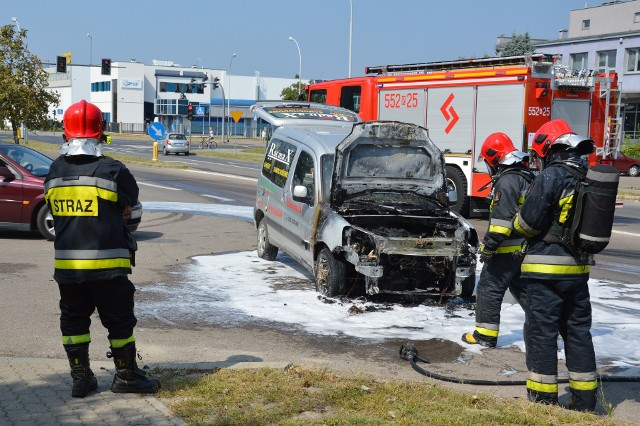 Szybki przyjazd strażaków sprawił, że auto nie spłonęło doszczętnie, ale i tak prawdopodobnie nadaje się już tylko do kasacji