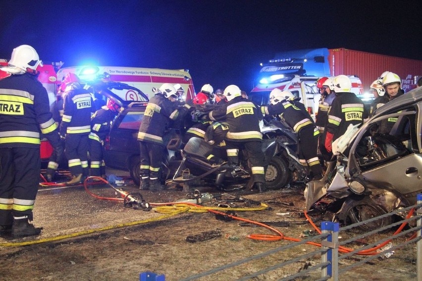 Śmiertelny wypadek na ekspresowej "7" koło Tokarni. Wielu rannych. Jeden z kierowców jechał pod prąd, doszło do czołowego zderzenia! 