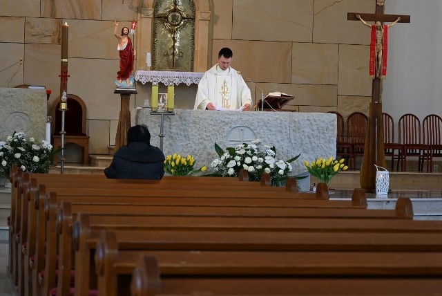 Takiej niedzieli wielkanocnej nie było nigdy. Z powodu pandemii koronawirusa w mszach może uczestniczyć maksymalnie 5 osób, nie licząc celebransów. W niedzielę w kieleckich kościołach z reguły przestrzegano przepisów. Odwiedziliśmy wiele parafii - między innymi katedralną, Świętego Ducha, Świętego Józefa, Świętego Wojciecha, Świętego Franciszka z Asyżu, Świętego Krzyża. W kościołach gromadziło się niewiele osób, niektóre świątynie po wejściu kilku wiernych zamykały drzwi, sporo osób uczestniczyło więc w mszach stojąc w pobliżu świątyni. W bazylice katedralnej podczas uroczystej sumy homilię wygłosił ordynariusz kielecki, ksiądz biskup Jan Piotrowski. Na kolejnych slajdach zobaczcie jak wyglądały msze w kieleckich kościołach w Wielkanoc 2020Na zdjęciu parafia świętego Franciszka z Asyżu>>> ZOBACZ WIĘCEJ NA KOLEJNYCH ZDJĘCIACH 