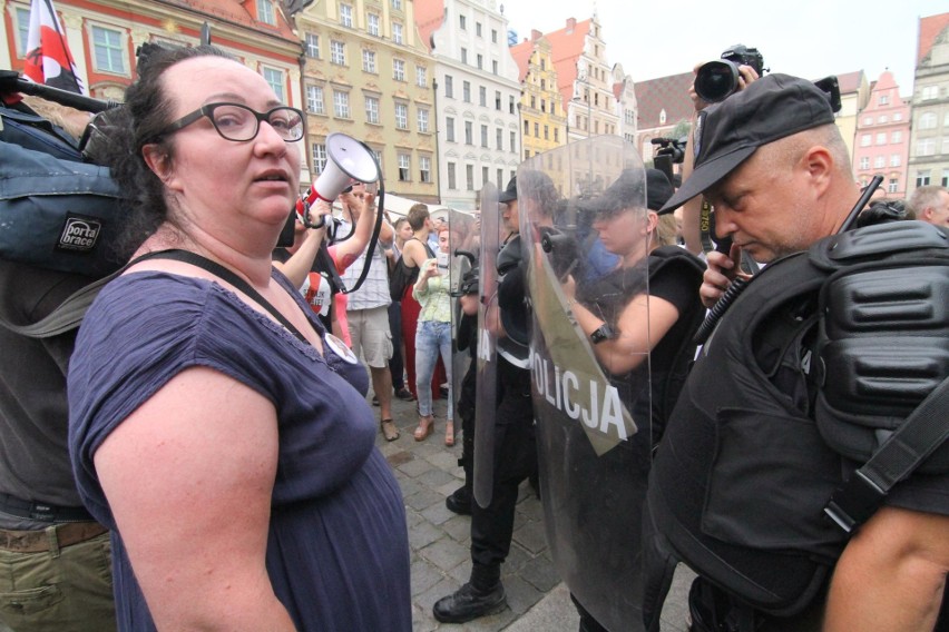 Przepychanki w Rynku. Promocja książki Międlara i kontrmanifestacja Lempart. Do tego atak z pistoletem na wodę [ZDJĘCIA]