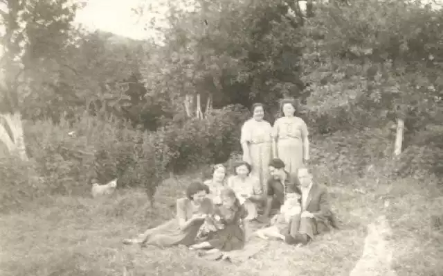Szczecinek, lato 1952 roku. Spotkanie rodzin tatarskich w ogrodzie Półtorzyckich. Na fotografii między innymi Milkanowicze, Miśkiewiczei Półtorzyccy
