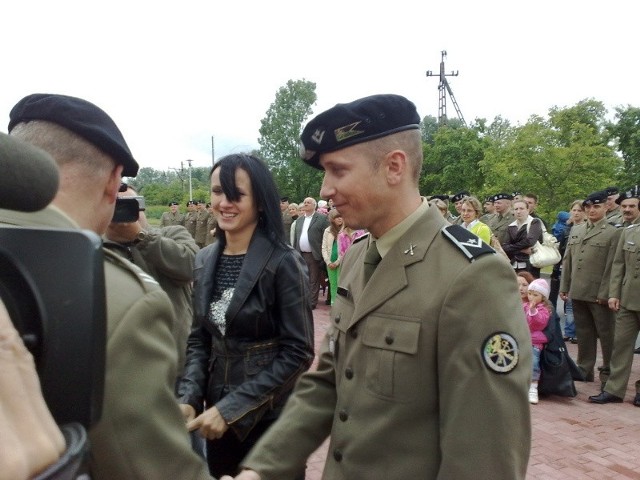 Klucz otrzymuje mł. chor. Paweł Omelańczuk z żoną z rąk dowódcy 5 Lubuskiego pułku artylerii płk Sławomira Owczarka.