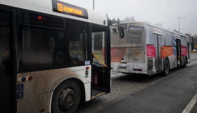 Autobus linii nr 13 na pętli przy ul. Olimpijskiej.Autobus linii nr 13 na pętli przy ul. Olimpijskiej.