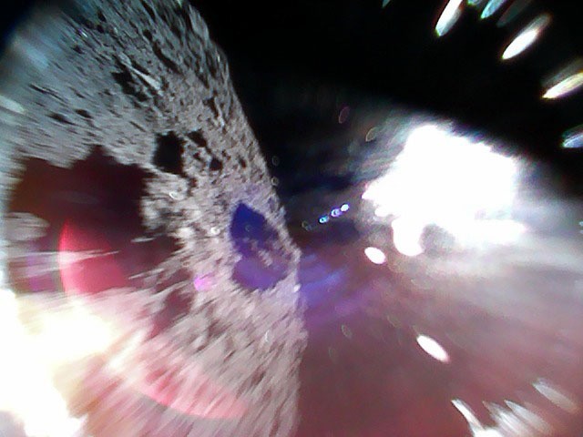 Na zdjęciu powierzchnia planetoidy Ryugu. Zdjęcie wykonane w czasie skoku jednego z łazików.