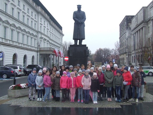 Nieodzownym punktem na trasie wycieczki uczniów z Klwowa był Plac Józefa Piłsudskiego z pomnikiem Marszałka.
