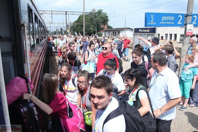 Prawie trzystu pielgrzymów, mieszkańców diecezji włocławskiej oraz gości zza granicy, odjechało w poniedziałek specjalnym pociągiem tuż przed godziną 13 z włocławskiego dworca PKP do Krakowa na spotkanie z papieżem Franciszkiem. Były pożegnania, okrzyki radości i łzy. Uczestnicy Światowych Dni Młodzieży już od kilku dni przebywali w Polsce.