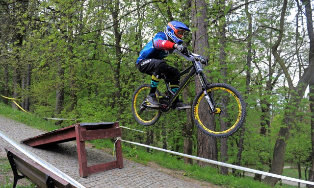 Za nami festiwal rowerowy Bike Town 2017 w Przemyślu. W poniedziałek odbyła się konkurencja downtown. Zawodnicy w jak najkrótszym czasie starali się pokonać trasę z przemyskiego parku przez ciasne uliczki starego miasta.Zobacz także: Bike Town 2017. Ekstremalne skoki w Przemyślu [FOTO, WIDEO]Maraton rowerowy w Przemyślu [ZDJĘCIA]