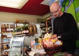 Piotr Jarecki sprzedaje zdrową, regionalną żywność w sklepie "Living Food"