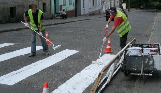 Malowanie pasów na ul. Wodnej w Chełmnie.