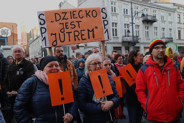 Demonstracja nauczycieli na ulicy Piotrkowskiej w czasie  strajku