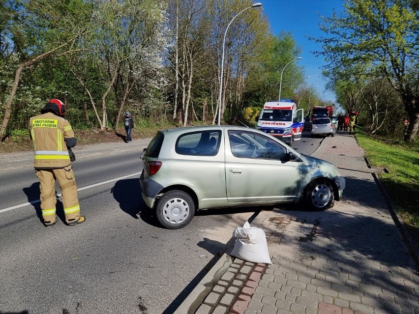 Wypadek w Przemyślu. Na ul. Słowackiego toyota zderzyła się z fordem. Do szpitala zabrano 3 osoby [ZDJĘCIA]