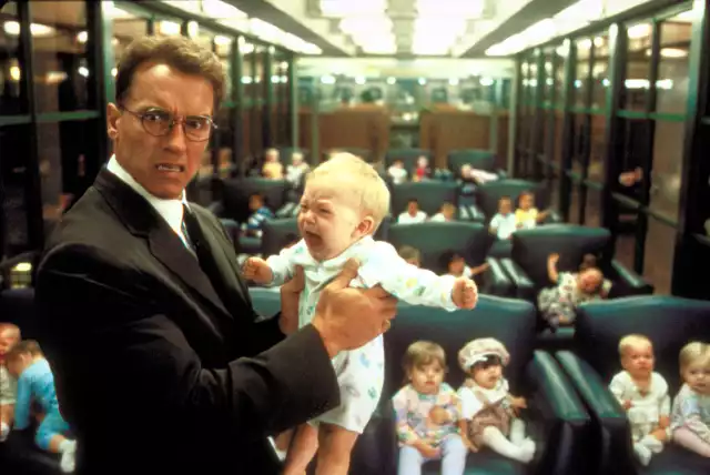 Joseph Baena urodził się 2 października 1997 roku. Ma więc 25 lat. Jest nieślubnym synem Arnolda Schwarzeneggera i Mildred Patricii Baena. O tym, że jego ojcem jest Arnold Schwarzenegger dowiedział się, gdy miał 13 lat. Media nagłośniły ten fakt dzień po tym, jak zakończyła się kadencja Arnolda Schwarzeneggera na stanowisku gubernatora. Na zdjęciu Arnold Schwarzenegger w filmie "Junior". Rok 1994.Tak wygląda Joseph Baena, syn Arnolda Schwarzeneggera. Zobaczcie zdjęcia >>>>