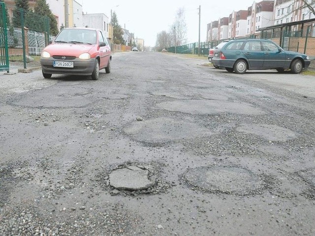 gołym okiem widać placki asfaltu