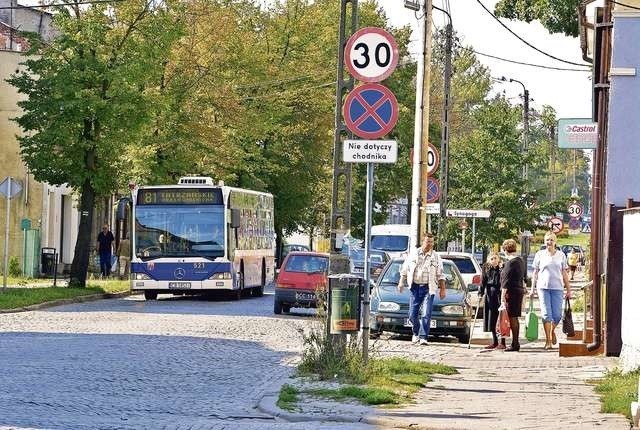 Mieszkańcy starego Fordonu skarżą się, że wjazd autobusu na Bydgoską od strony mostu, powoduje drgania ścian w domach przy Rynku