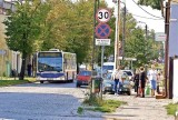 Autobusy niszczą mury. Mieszkańcy chcą kapitalnego remontu ul. Bydgoskiej w Starym Fordonie