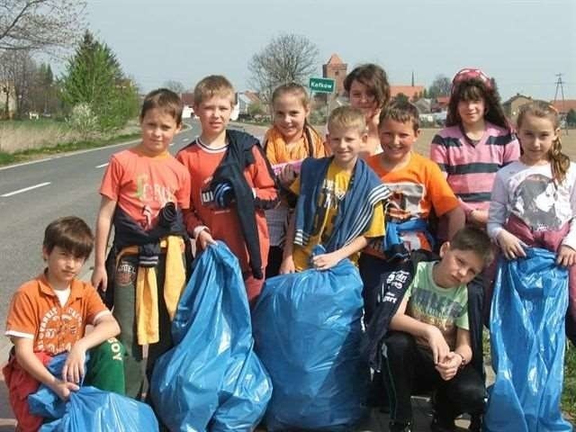 W akcji uczestniczyły dzieci z Otmuchowa, Grądów, Jarnołtowa, Wójcic, Maciejowic, Kałkowa i Meszna. Na zdjęciu ekipa z Kałkowa.