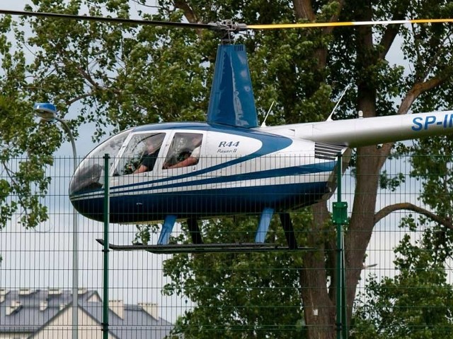 Helikopter z prezydentem Tarnobrzega Norbertem Mastalerzem i jego zastępcą  Łukaszem Dybusem ląduje przy Stadionie Miejskim w Siedlcach.