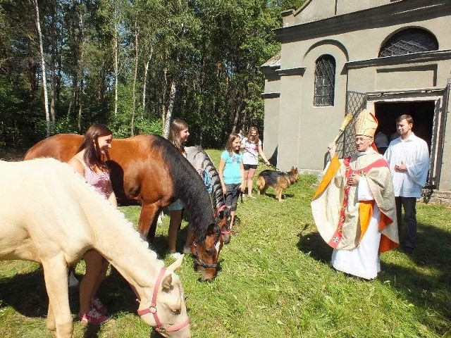 Mszę odprawił i świecił zwierzęta domowe ojciec Eugeniusz Augustyn, opat wąchockiego klasztoru Cystersów
