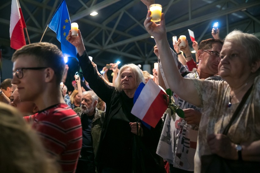 Łańcuch światła dla sądów. Tak protestowali mieszkańcy Krakowa [ZDJĘCIA]