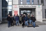 Mieszkańcy Redy protestują: "Nie zgadzamy się z wysokimi cenami za ciepło". Burmistrz Krzemiński: „Dążymy do stabilizacji i ich obniżenia”
