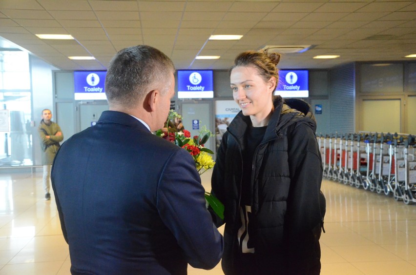 Jeleną Blagojević na lotnisku w Jasionce witało kilkanaście...