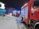 Nocny pożar w kamienicy w Rynku w Staszowie. W budynku uwięziona była starsza pani. Zobacz zdjęcia z akcji straży pożarnej