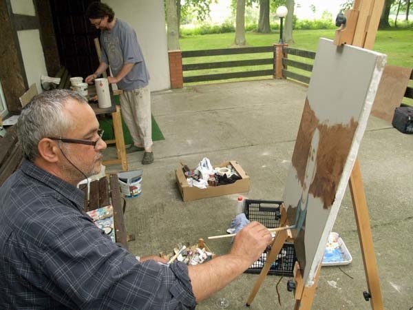 Plener Osiecki jest otwarty. Każdy może tu przyjechać, by zobaczyć artystów przy pracy i porozmawiać z nimi.