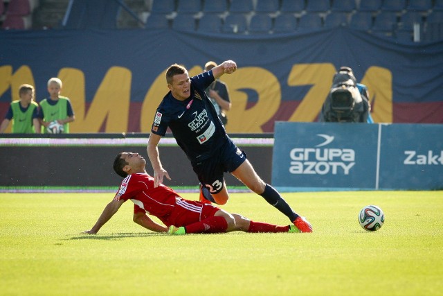 Mateusz Matras (z prawej) w pojedynku o piłkę z defensorem Piasta.