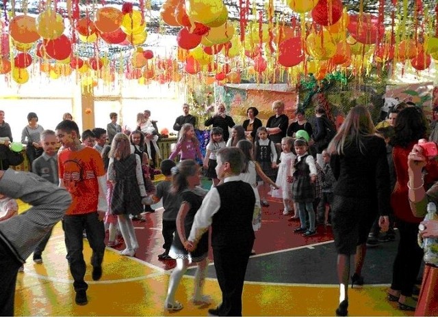 Zabawa karnawałowa w szkole w Szerzawach.