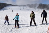 Wielu ludzi na stoku w Niestachowie. Amatorzy narciarstwa korzystają z pięknej zimowej pogody. Zobacz zdjęcia i film